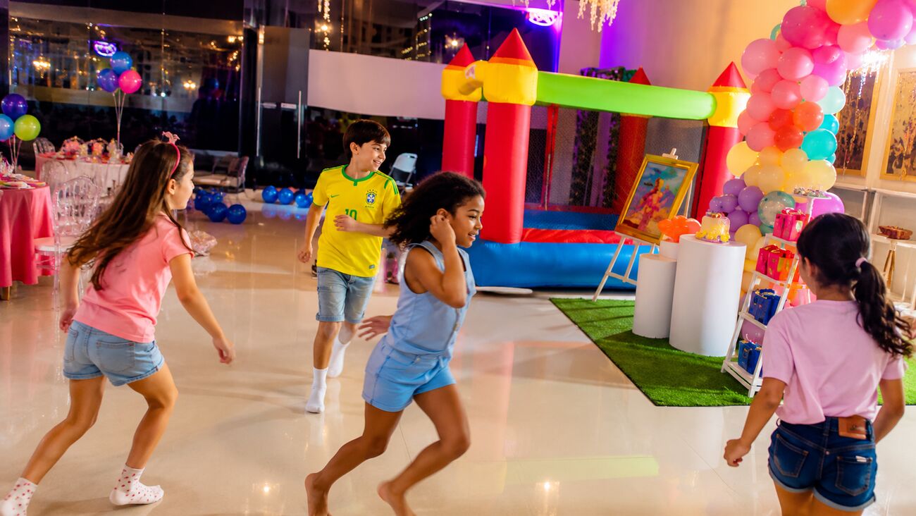 Niños jugando en la fiesta